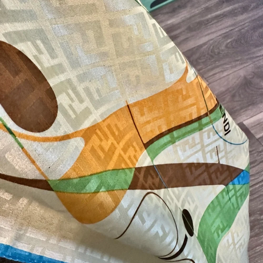 Fendi scarf silk used 1x in run way showing. In new condition. With a fee gift.